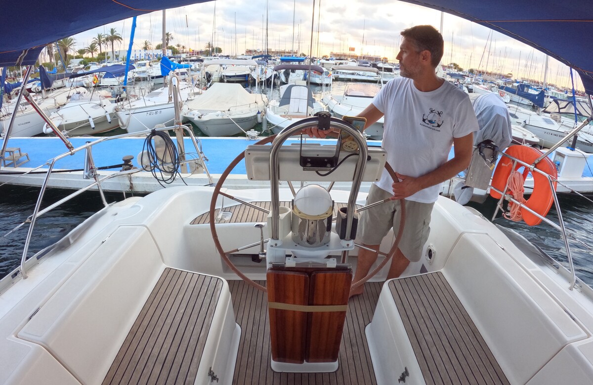 Prácticas oficiales del PER a motor realizando un atraque a bordo del velero escuela ATORU