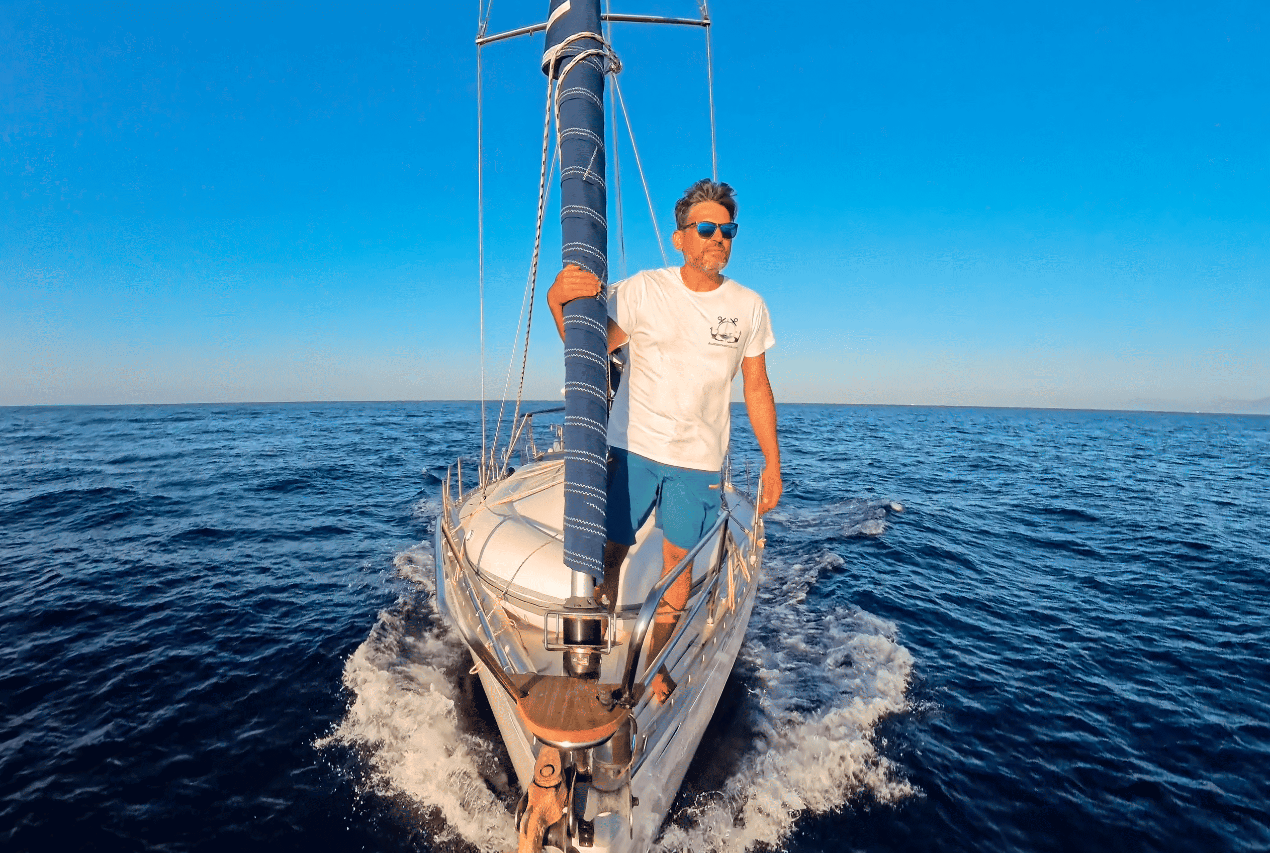 Tomas Ruiz en la proa de ATORU